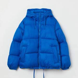 Säljer denna blåa jacka från hm. Använd några gånger men fint skick. Buda från 200 i kommentarerna! Köp direkt för 550 + frakt☺️