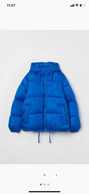 Säljer denna blåa jacka från hm. Använd några gånger men fint skick. Buda från 200 i kommentarerna! Köp direkt för 550 + frakt☺️