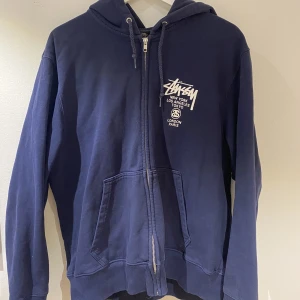 Stüssy Zip- hoodie  - Använt men okej skick! Nypris 120€
