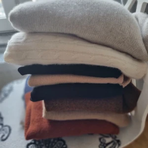 20 kr styck.  - Nästan slutsålt finns en brun kvar 