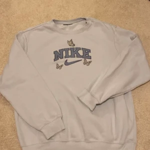 Nike vintage sweatshirt i ljusblått! - Ljusblå Nike vintage sweatshirt, använd med i bra skick, inget att anmärka på! Passar från strl XS-L