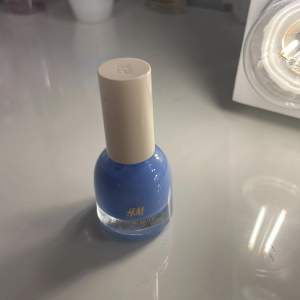 Säljer nu mitt nagellack från H&M (Lite använt) Färg : Blue Sky Köptes nyss Orginal pris : 50 kr !!OBS!! EJ SPÅRBART