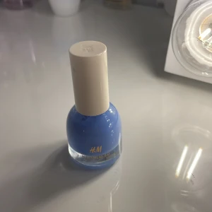 Nagellack - Säljer nu mitt nagellack från H&M (Lite använt) Färg : Blue Sky Köptes nyss Orginal pris : 50 kr !!OBS!! EJ SPÅRBART