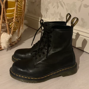 Dr.Martens 1460 - Dr.Martens i Stl 38, inte använda mycket alls därav mycket bra skick, säljer då de är förstora på mig och jag vill köpa jadens istället ☺️köpta för 2000kr