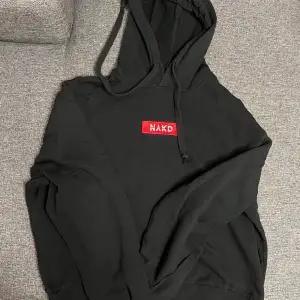 Svart hoodie från NA-KD i storlek XL. Liten i storlek passar allt från S-L beroende på hur man vill att den sitter. 
