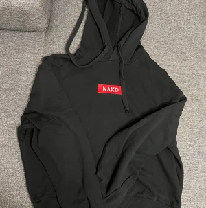 Svart NAKD hoodie  - Svart hoodie från NA-KD i storlek XL. Liten i storlek passar allt från S-L beroende på hur man vill att den sitter. 