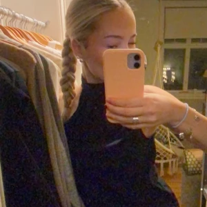 Fest topp - Snygg fest topp som är super trendig. Används bara ett fåtal gånger men finns inga defekter på den. Det står ingen storlek på den men passar mig som är S ish. Kan inte förhandlas billigare 💗