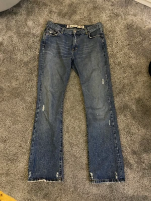 Jeans - Jag säljer nu de här jätte snygga flared jeansen i storlek 29 (M) och de går ner till min häl (jag är 170). De är använda men i bra skick. Köparen står för frakten💕kontakta mig vid frågor!