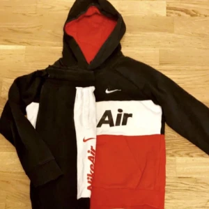 Nike air tröja och byxor  - Jag vill sälja min Nike air dress för att dem har blivit små för mig. Den är i bra skick och använd några gånger. Storleken på både byxor och tröjan är XS. (Kom dm) köpare står för frakt. Priset kan diskuteras.Färg-vit,svart och röd