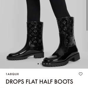 Louis Vuitton ”DROPS FLAT HALF BOOTS” - Louis Vuitton DROPS FLAT HALF BOOTS i storlek 38. Köpta för 1 år sedan från lv butiken i Stockholm. Använda ca 2/3 ggr, säjs pga fel storlek. Kvitto, karton och dustbag medföljer. Säljs i butiken för 6900kr. Priset kan diskuteras! 
