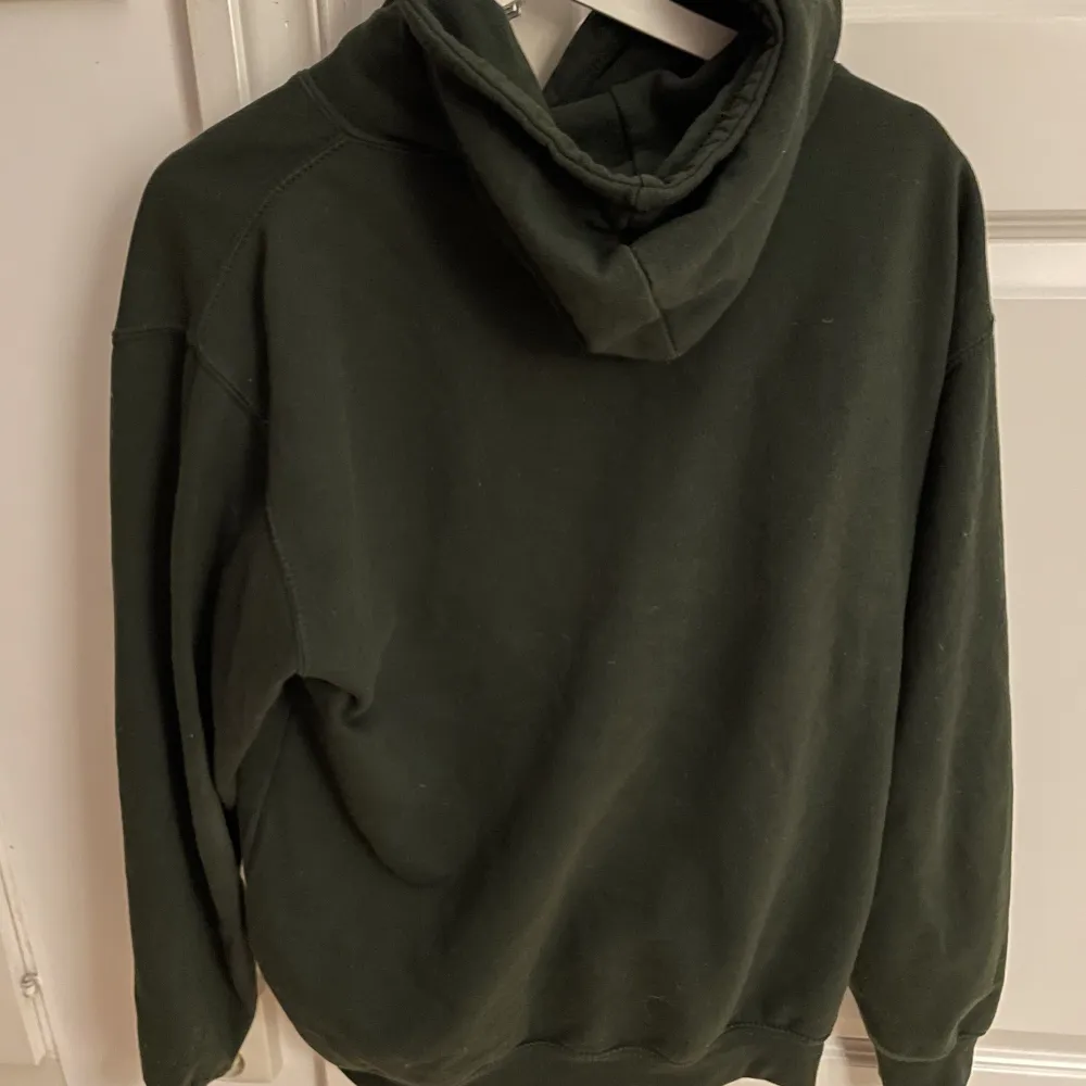 Harry Styles limited edition golden musik video hoodie, köpte för 700kr, säljer för använder den inte. Köparen står för frakt. Den ser svart ut med är mer mörkgrön. Hoodies.