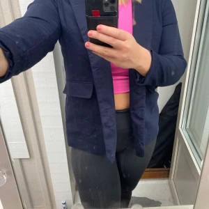 Mörkblå kavaj - Fin, något tunnare blå kavaj! Strl L så går att ha fint oversized om man vill!