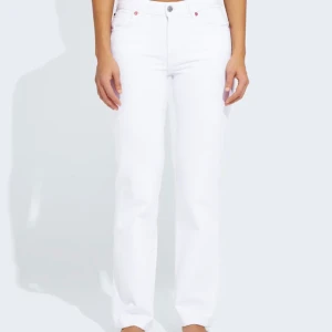 Lowwaist raka jeans Bikbok vit - Säljer likadana jeans men i vita, är använda 1 gång, är hur fina som helst!  Nypris 599kr