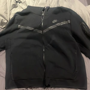 Nike  - Säljer min Nike tech fleece för att den är för stor, fint skick. 350kr ny pris 1250kr. Hör av dig vid frågor. Köparen står för frakten 
