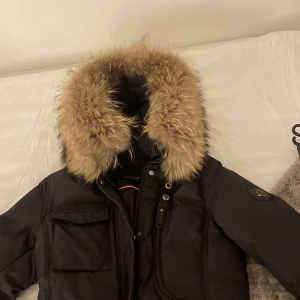 Hollies jacka - Köpte denna jacka tidigare av en tjej på Plick. Storlek 36 och är i bra skick. 2500 kr men pris kan diskuteras 