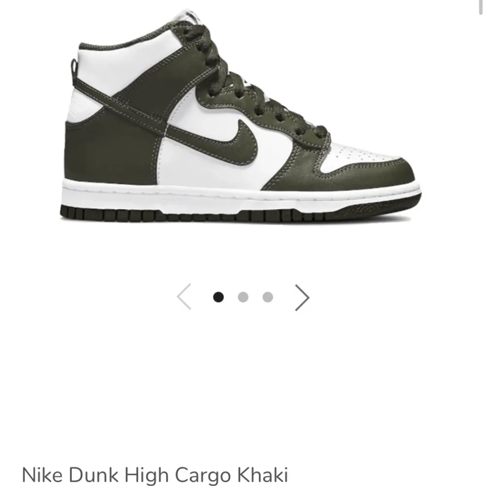 Säljer nu mina Nike Dunk High i färgen Cargo khaki. Köpta i våras för 2400kr. Mycket bra skick. Säljer för 1700kr + frakt. Hör av er för fler bilder, frågor och intresse. Storlek 40 men skulle säga att de passar 39/40 🌟💕🥰. Skor.