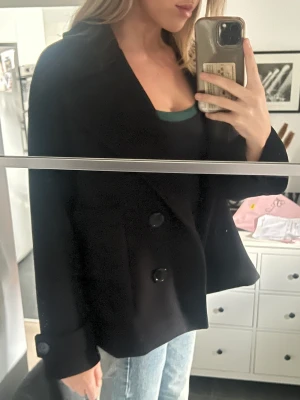 Kort kappa - Kort kappa från Design by Si som aldrig är använd. Beställde den och var för dyrt att skicka tillbaks då den är från Danmark. Passade inte riktigt mig och min stil! Säljare står för frakt