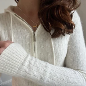 Angora zip up!! - Säljer denna så fina stickade zip up hoodie i 40% angora❤️‍🔥❤️‍🔥