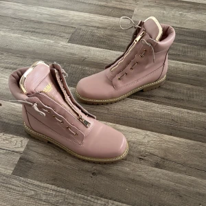 Stövlar av kalvskinn ytterst och innerst str40 - Balmain inte äkta. Men äkta skin. Helt nya. Mjuka och sköna. Storlek 40