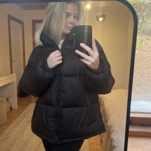 H&M jacka - Hej! Säljer denna pufferjacket från H&M som jag köpte förra året! Den är i storlek S och sitter perfekt oversize på mig som vanligtvis har xs/s. Har ni fler frågor så tveka inte att höra av er! 🥰