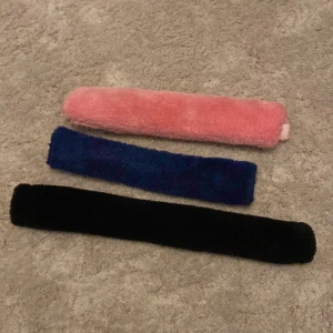 Nosfluff och nackfluff till häst - Nosfluff i färgerna rosa och marinblå! Även ett nackfluff i färgen svart! Jag säljer de 10kr/st eller alla för 20kr!🥰Änvända ett par få gånger men i jättefint skick och kan tvättas om så önskas. Kan fraktas eller hämtas upp i Uppsala!🥰