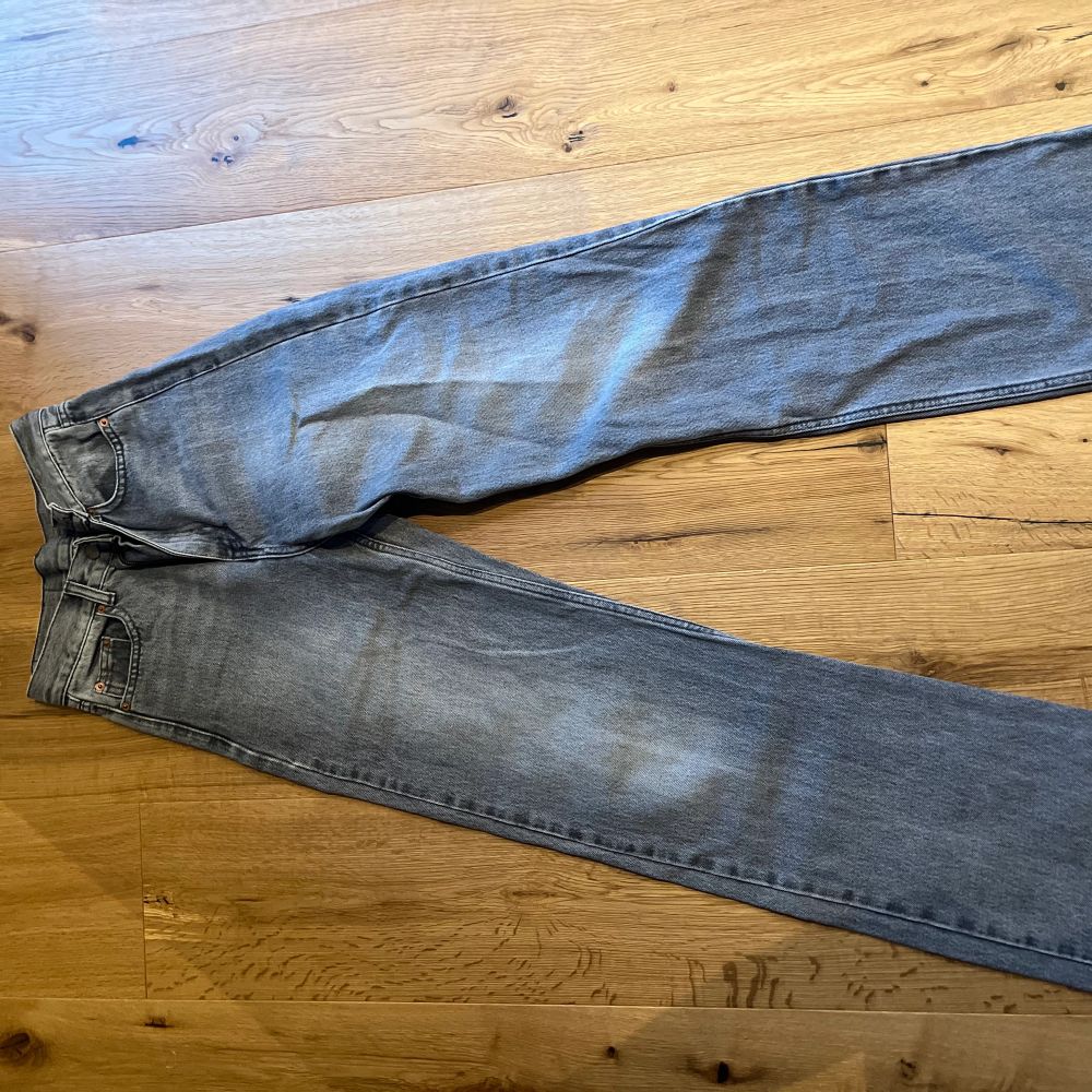 Gråa jeans - Dr. Martens | Plick Second Hand