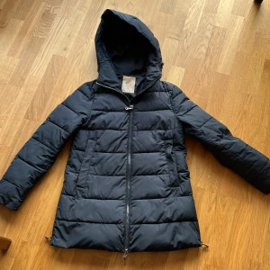 Jacka Esprit  - Mörkblå jacka från Esprit. Några år gammal men i jättefint skick. Bra kvalite. 