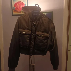 Ny gina tricot bomber jacka  - St medium i tjockare material så för höst och vinter finns på eskilsvägen vid Haninge centrum men kan träffas upp i Stockholm området eller skicka på posten swish eller kontanter 