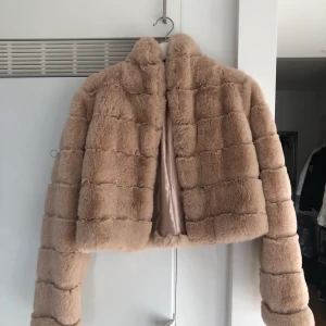 Linn Ahlborg jacka  - En helt oanvänd jacka från Linn Ahlborgs kollektion med NA-KD. Tar Swish. Skriv gärna om du har frågor.