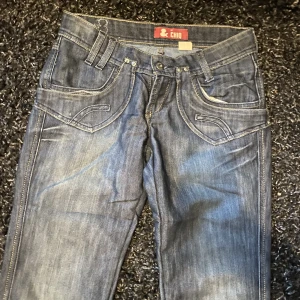 Y2K lågmidjade jeans med flare  - Jeans köpta på tidigt 2000-tal och knappt använd. De har låg midja och flare på benen strl W27/L31   🫧Priset kan diskuteras vid snabb affär🫧