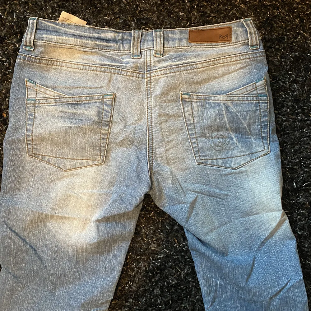 Använda fåtaliga gånger. Lågmidjade jeans med knappjylf köpta på tidigt 2000-tal  🫧Priset kan diskuteras vid snabb affär🫧. Jeans & Byxor.