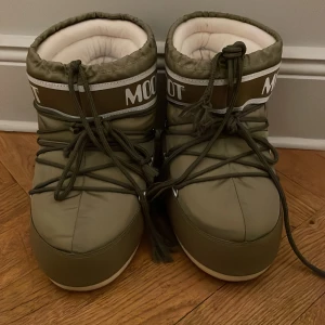 Ett par jätte snygga moon boots  - Ja har inte andvändit dom sen julafton och dom har bara varit andvända i snö