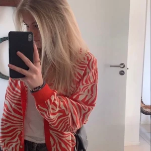 Zara kofta - Så fin och cool zebra mönstrad kofta från zara🥰 Använd typ två gånger! Första bilden är lånad