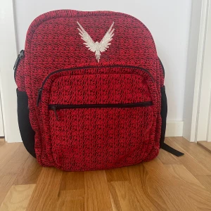 Logan Paul Maverick ryggsäck  - Jätte fin Logan Paul Maverick 40x32x12 I rött