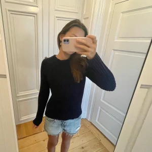 Cos stickad😻 - Så najs tröja från Cos❤️‍🔥 mörkblå! passar xs-s😇 kan gå ner i pris