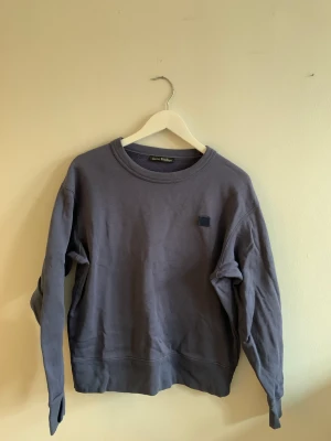 Acne tröja - Säljer denna fina acne sweatshirt. Färgen är som urtvättad marinblå skulle jag säga. Skicket är jättefint och tröjan är inte nopprig eller liknande💕🥰