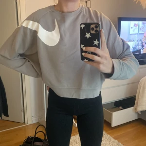 Nike sweatshirt  - Grå/beige Nike sweatshirt❤️❤️ det är storlek XL men skulle säga att den är S/M🥰