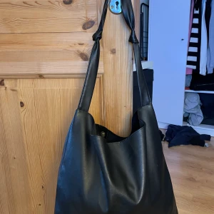 Fin Skinn skolväska - Fin och rymlig skolväska i skinn  Rymmer det mesta som småprylar till dator 