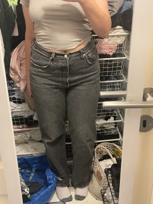 Levis Ribcage Straight Ankle Jeans - Super sköna levis, köpte för en månad sen men jag har gått ner en storlek så de sitter lite löst.  Har typ dessa ribcage byxor i alla färger, verkligen en snygg model❤️  W30 L29 Köpte för 1300kr