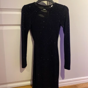 Klänning - En sjukt fin svart klänning som passar till allt. Har användt denna 2 gånger. Den sitter tajt mot kroppen och framhäver ens figur väldigt fint.