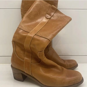 Cowboy boots  - Säljer nu mina suuupersnygga och trendiga cowboy boots❤️ Dom är från björn borg och kostade drygt 1100kr nya, det är äkta skinn på både insidan och utsidan. Dom är i jättefint skick och så sköna❤️