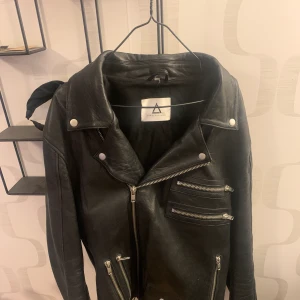 Skinnjacka  - Äkta skinnjacka. Rocker- serge pariente. Knappt använd. 