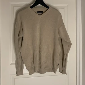 Tröja brubaker  - Väldigt fin beige tröja, storlek m, men passar även mindre 