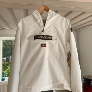 Napapijri jacka  - Napapijri täckjacka Storlek Small men passar M också. Inköpt från KidsBrandStore för drygt 1000kr Hämtas eller fraktas Hör av dig om du har frågor eller intresse! Mvh Gustav