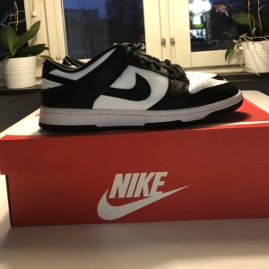 Nike dunk low - Nike dunk low i storlek 39. Endast använda ett fåtal gånger så i bra skick🤍 (Säljer även ett par i stl 43)