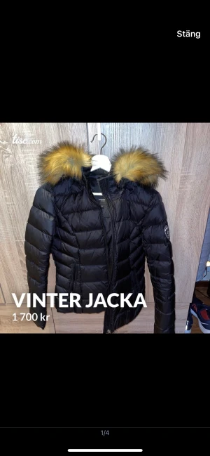 Vinter jacka  - Jätte varm och skön vinter jacka Använd Max 2 ggr den är från rockandblue (äkta) fusk pälsen går att ta av, den har inga hål eller slitage ser ut som ny storlek 38 passar S/Xs 1600+frakt 