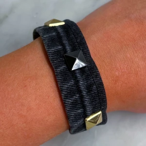 Supersnyggt jeans armband - Supersnyggt jeans armband med guldiga och svarta nitar🌟