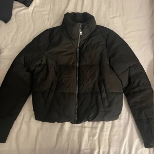 Vinterjacka  - Säljer denna jättesnygga vinterjacka som jag använda förra vintern. Jackan är i jättebra skick och inga slitage på jackan finns. Jackan är från only och i stl S. Säljer då jag köpt en ny jacka, säljer jackan för 150kr+frakt🍂🍁🫶🏻