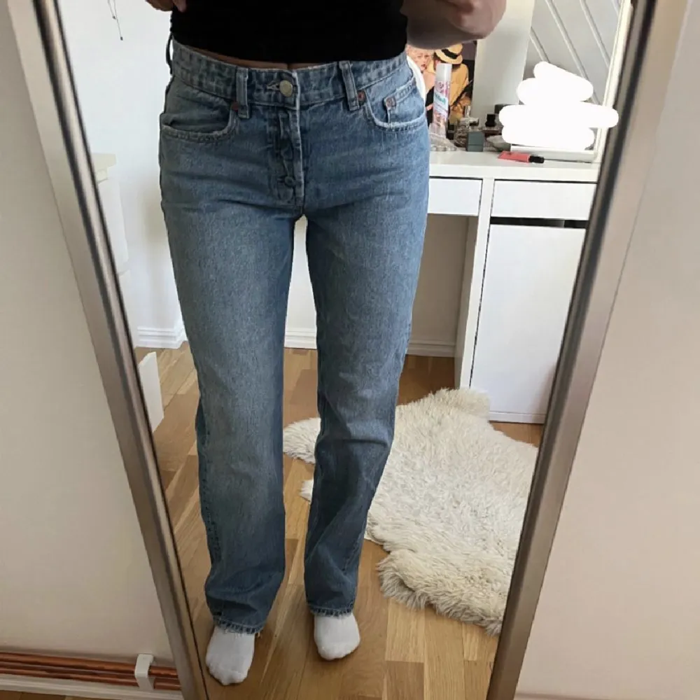 Zara jeans midrise. Jättefint skick💕Passar mig som är 36. Kan gå ner i pris vid snabbt köp. Jeans & Byxor.