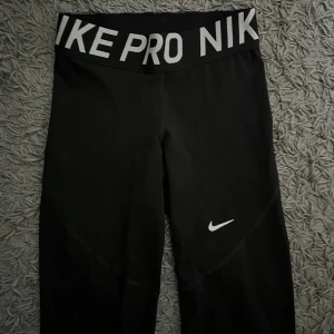 Oanvända nike träningstights - Oanvända träningstights från Nike Performance i storlek XS. Nypris 400 kr, säljer för 120 kr + ev frakt